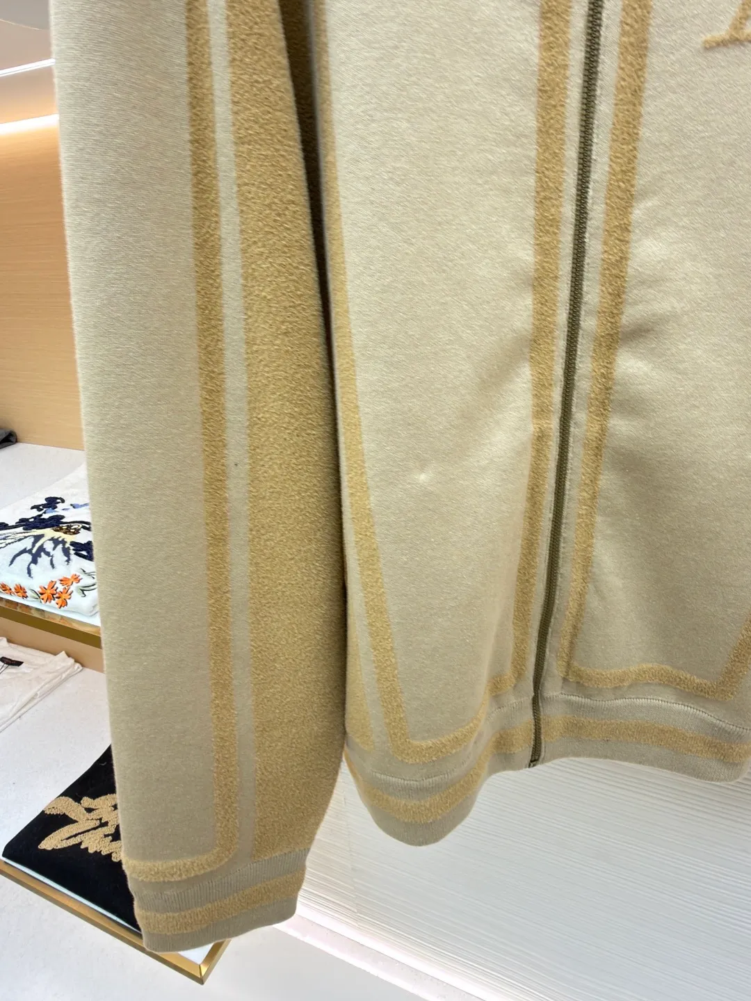 LOUIS VUITTON two-color splicing intarsia zipper jacket ●Original version: purchased and developed at 20700 ●Item number: 1681968-C15 ●Fabric: nylon fabric ●Technology: intarsia production ●Color: khaki ●Version: fitted version ●Weight: about 1020 grams ●Size: XS-S-M-L ●Description: Made of 43% nylon, 32% cotton and 25% viscose blended fabric, which has both comfort and stiffness. The designer used two-tone intarsia technology to allow contrasting color strips to run through the sleeves and body, forming a smooth visual extension. Different areas create subtle three-dimensional texture effects by changing knitting density and stitching methods. The chest is decorated with a delicate intarsia LV logo, and the Vuitton word is presented in elegant font on the back, showing brand recognition in every detail. The collar, cuffs and hem made of rib knitting technology not only enhance the stability of the silhouette, but also echo the overall design language. The front placket features a smooth zipper closure and practical slip pockets on both sides for added functionality. The entire piece perfectly interprets the exquisite aesthetics of sports and leisure style through the ingenious combination of fabric texture and craftsmanship details. The overall wiring is straight and delicate, the fabric is comfortable and soft, and the color is consistent without color difference. It can be matched with the same style to create a fashionable look and control various occasions. Customized accessories, complete with three standards, same style for men and women!